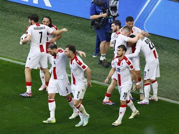 开云体育平台APP-关于激情碰撞!欧国联赛中球队实力对比引人关注的信息