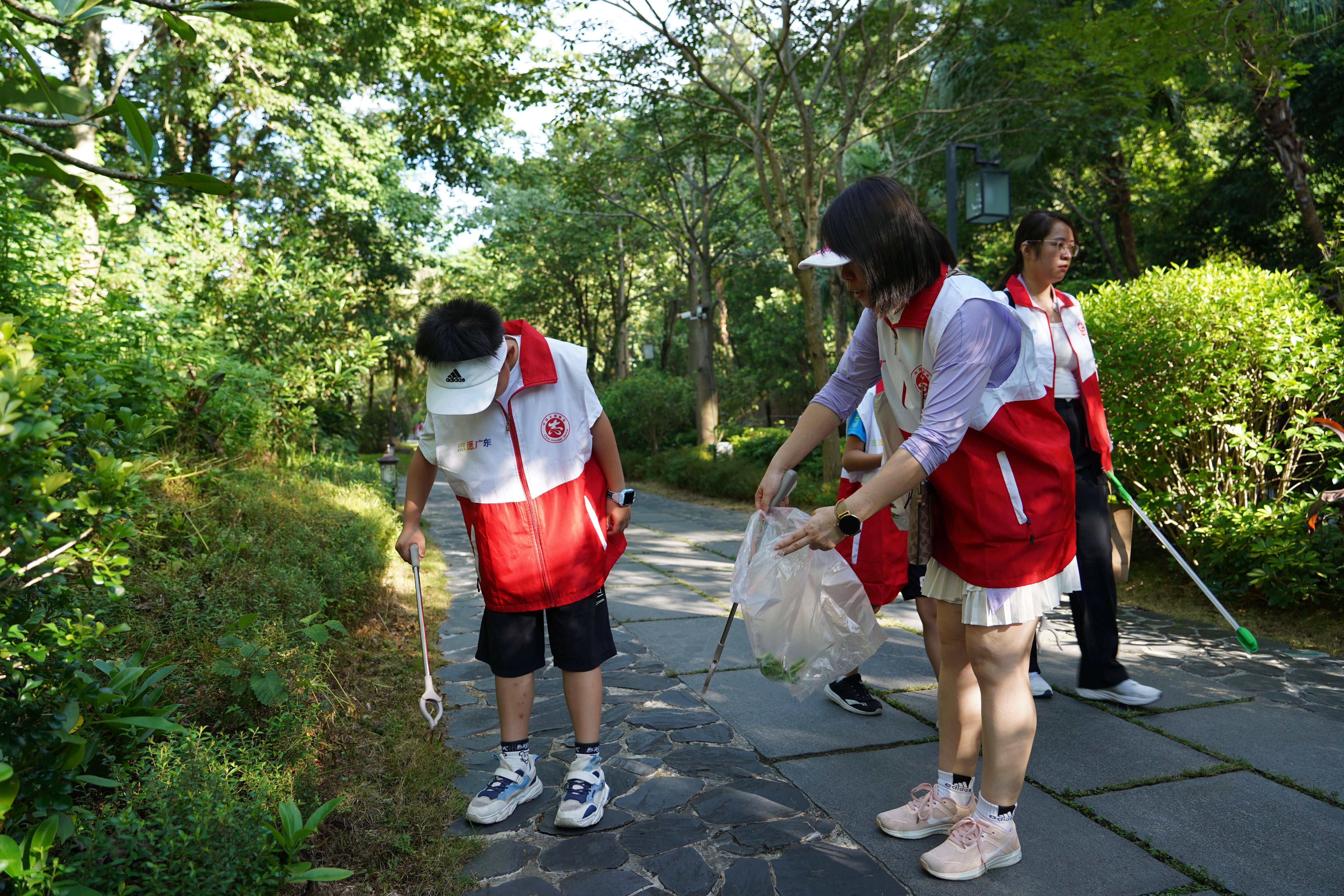 球员们参与公益活动，助力环保行动的简单介绍