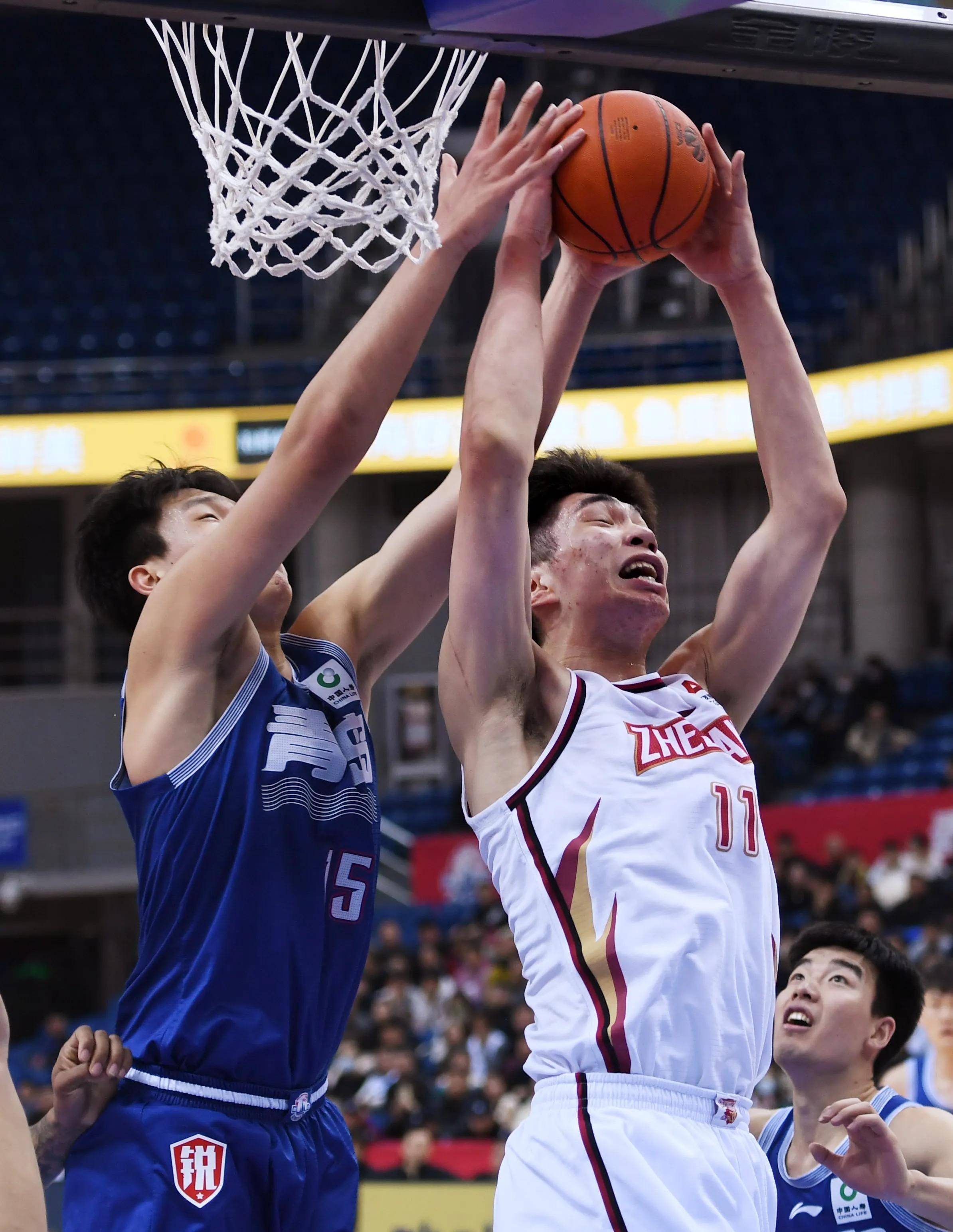 开云体育平台APP-队员拼尽全力,为了赢得CBA比赛而努力拼搏