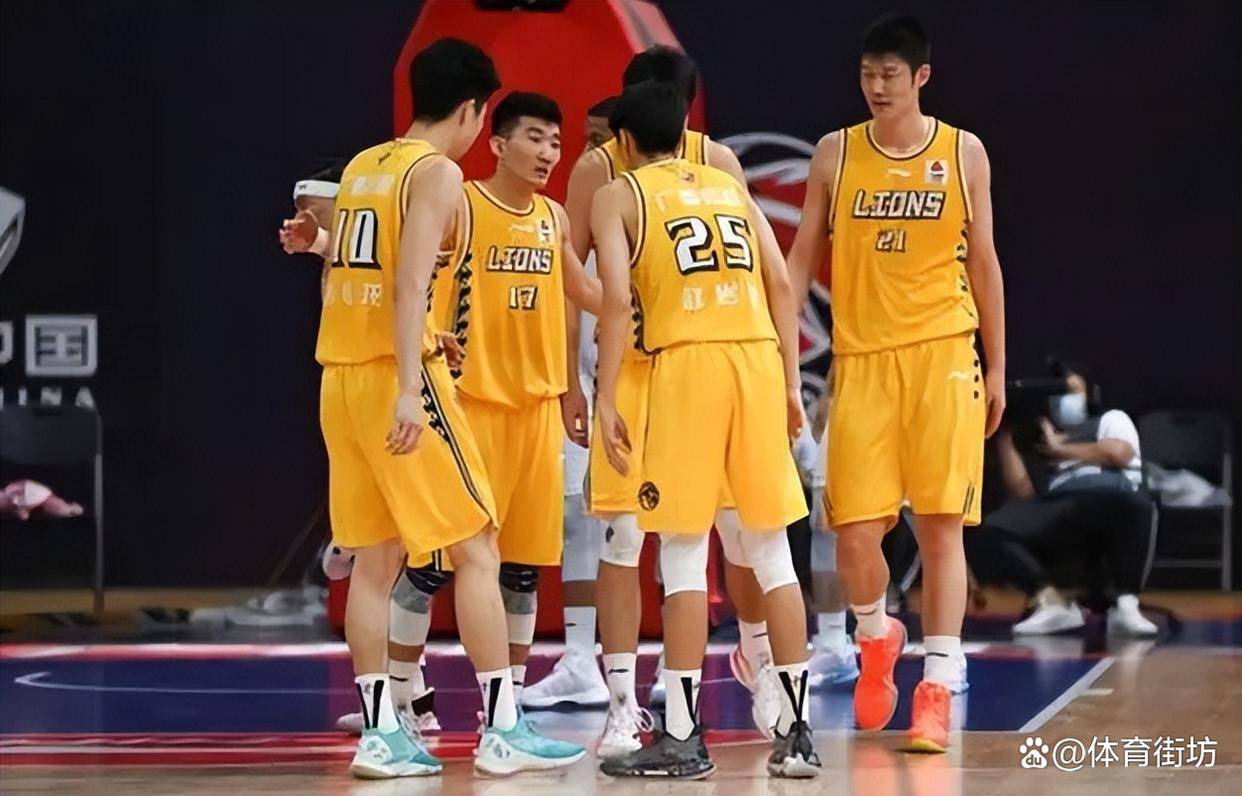 队员拼尽全力,为了赢得CBA比赛而努力拼搏 队员拼尽全力,为了赢得CBA比赛而努力拼搏