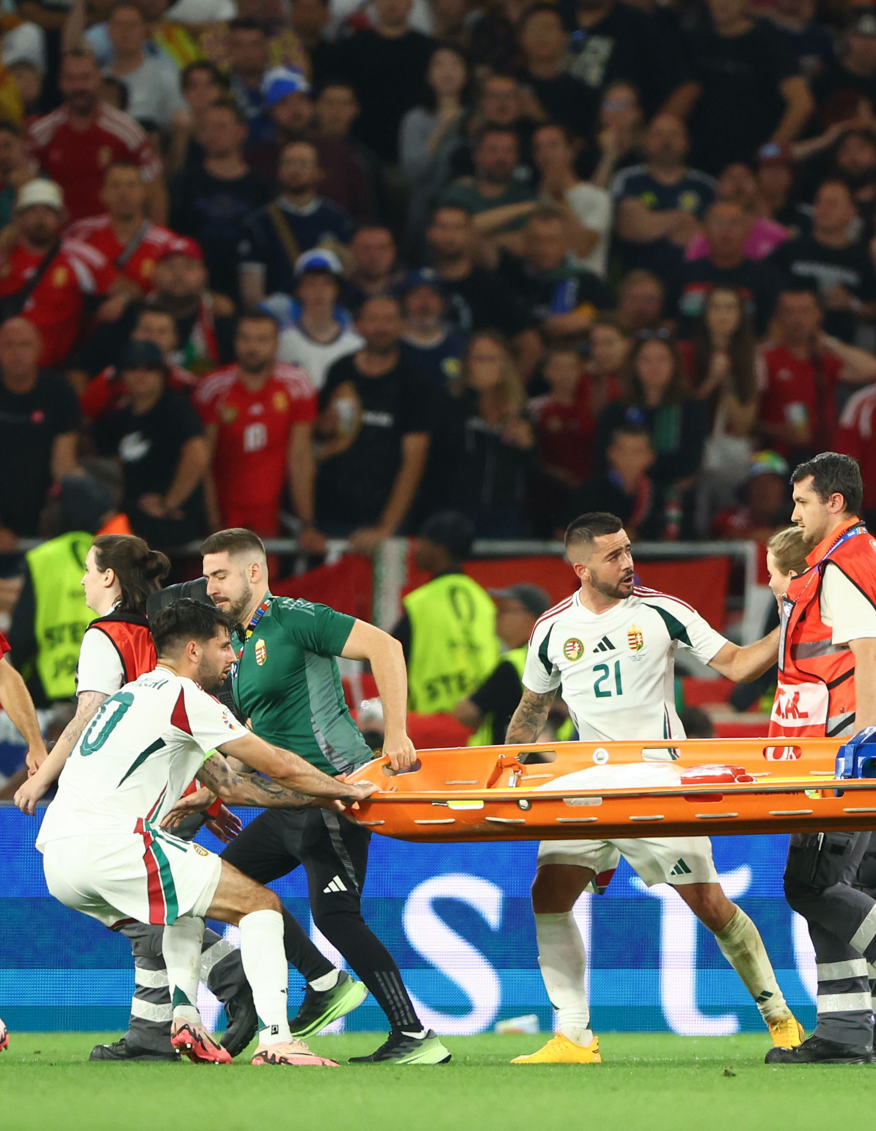 匈牙利队在比赛中展现出色的防守意识 匈牙利队在比赛中展现出色的防守意识