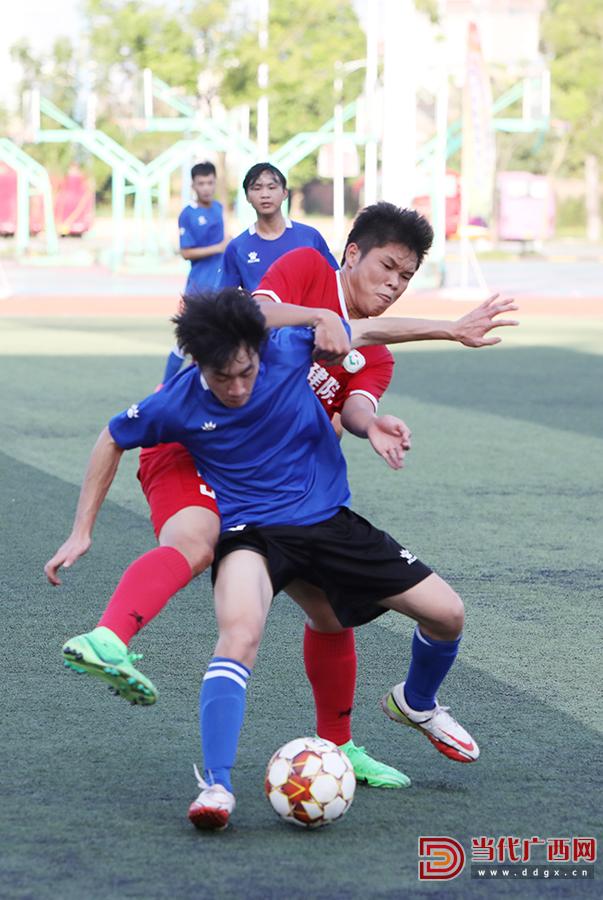 包含足球职业联赛上演激烈对抗,赛况扣人心弦的词条 包含足球职业联赛上演激烈对抗,赛况扣人心弦的词条