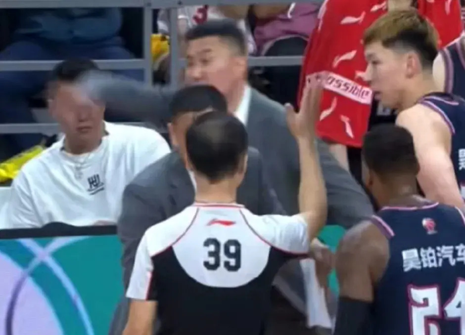 开云体育下载-比赛中发生裁判失误争议,广播现场热议