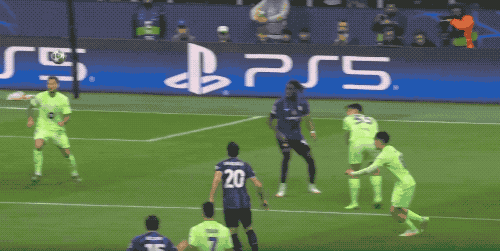 开云APP-巴萨遭遇国际米兰逆转,欧冠前景堪忧