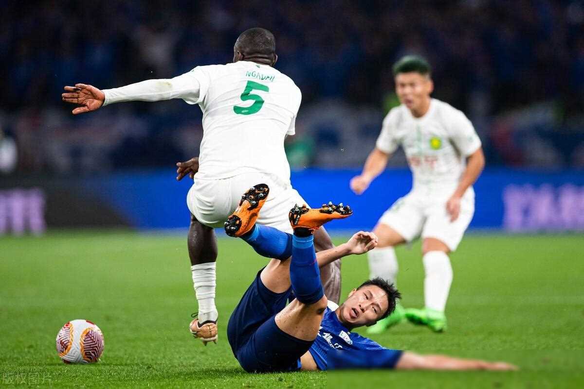 比赛中的进攻端表现引发热议 比赛中的进攻端表现引发热议