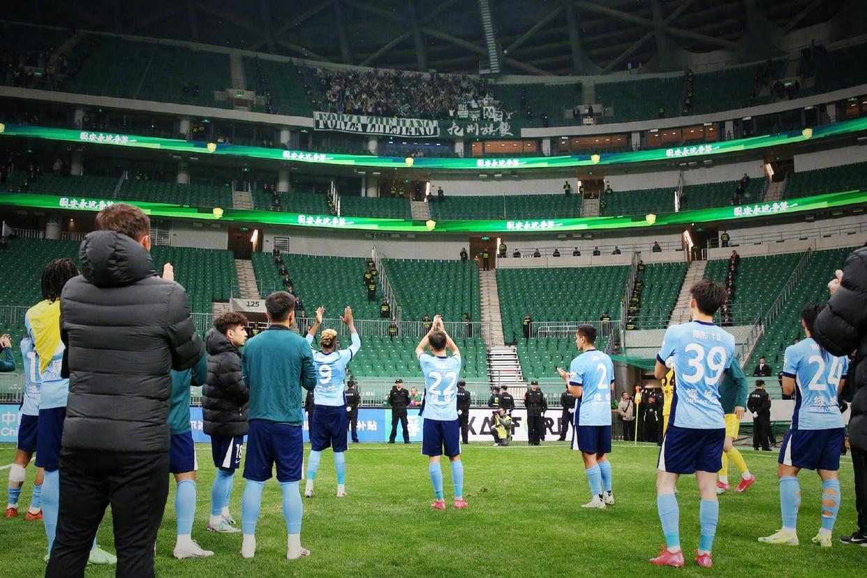 浙江绿城主场不敌对手，球迷心情低落