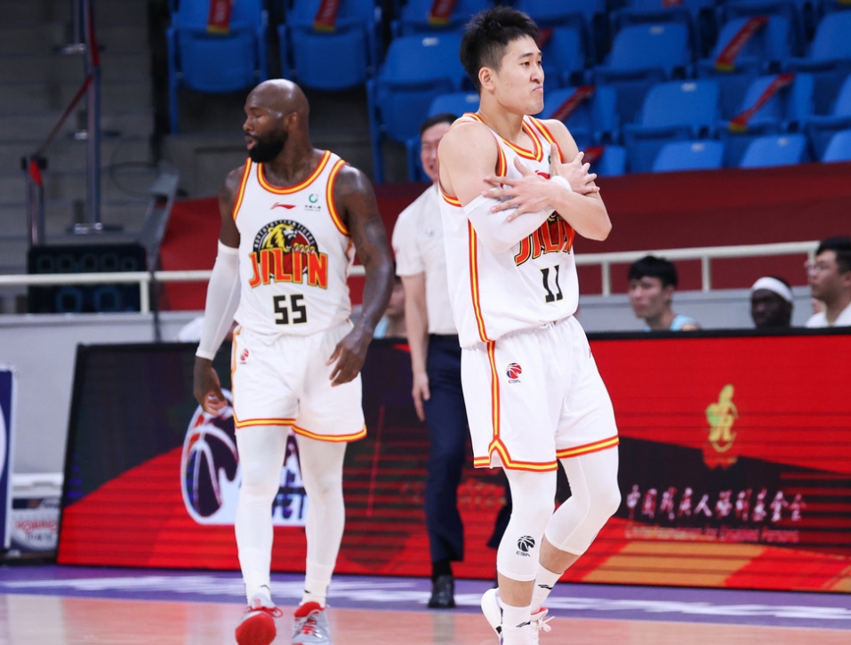 东莞男篮大胜对手,成功晋级四强 东莞男篮大胜对手,成功晋级四强