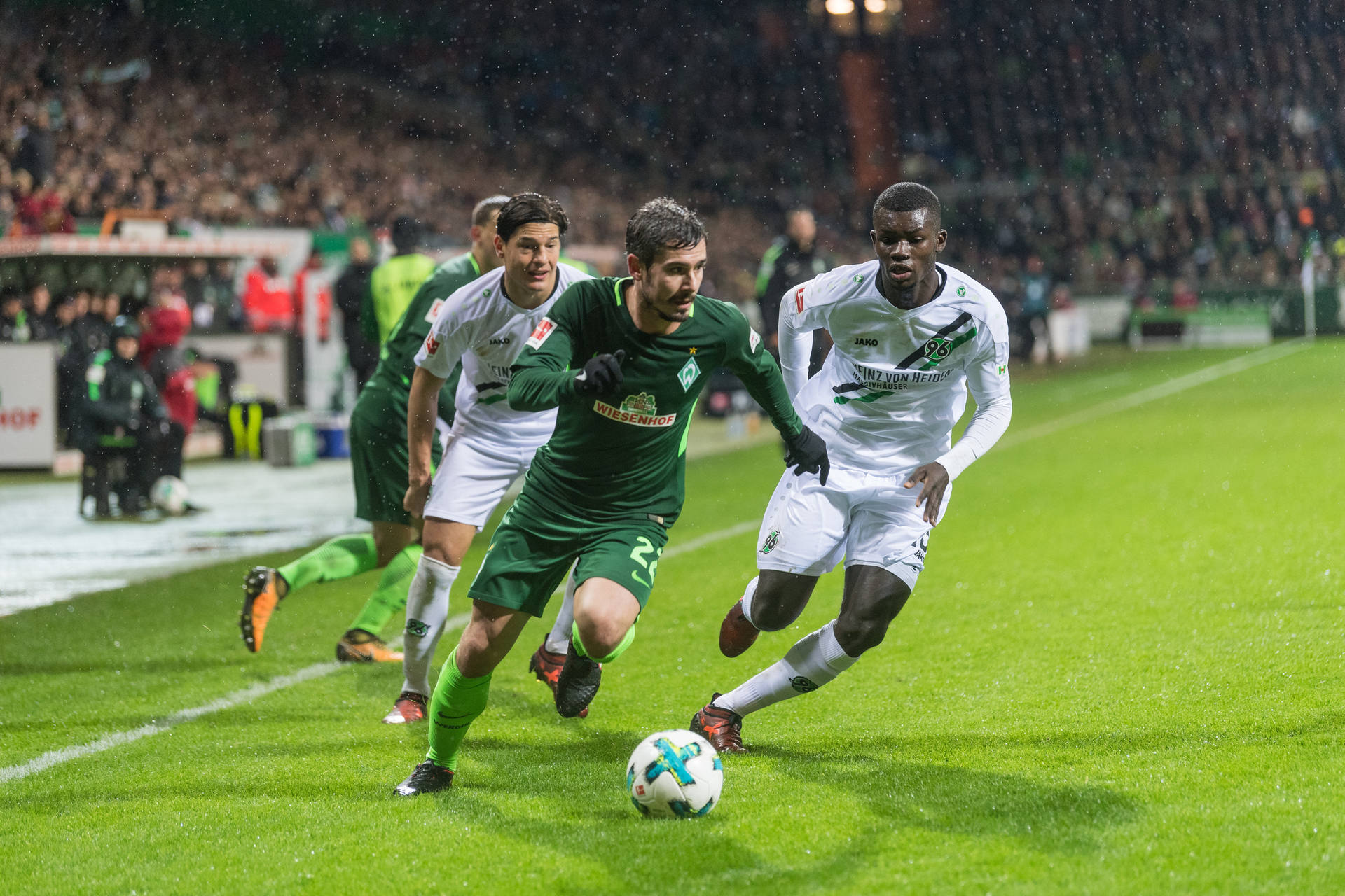 不莱梅攻势猛烈,主场取得惊人胜利 不莱梅攻势猛烈,主场取得惊人胜利