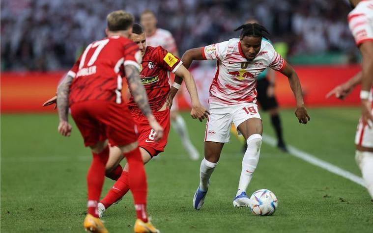 开云体育下载-弗赖堡客场大胜,赛季表现出色