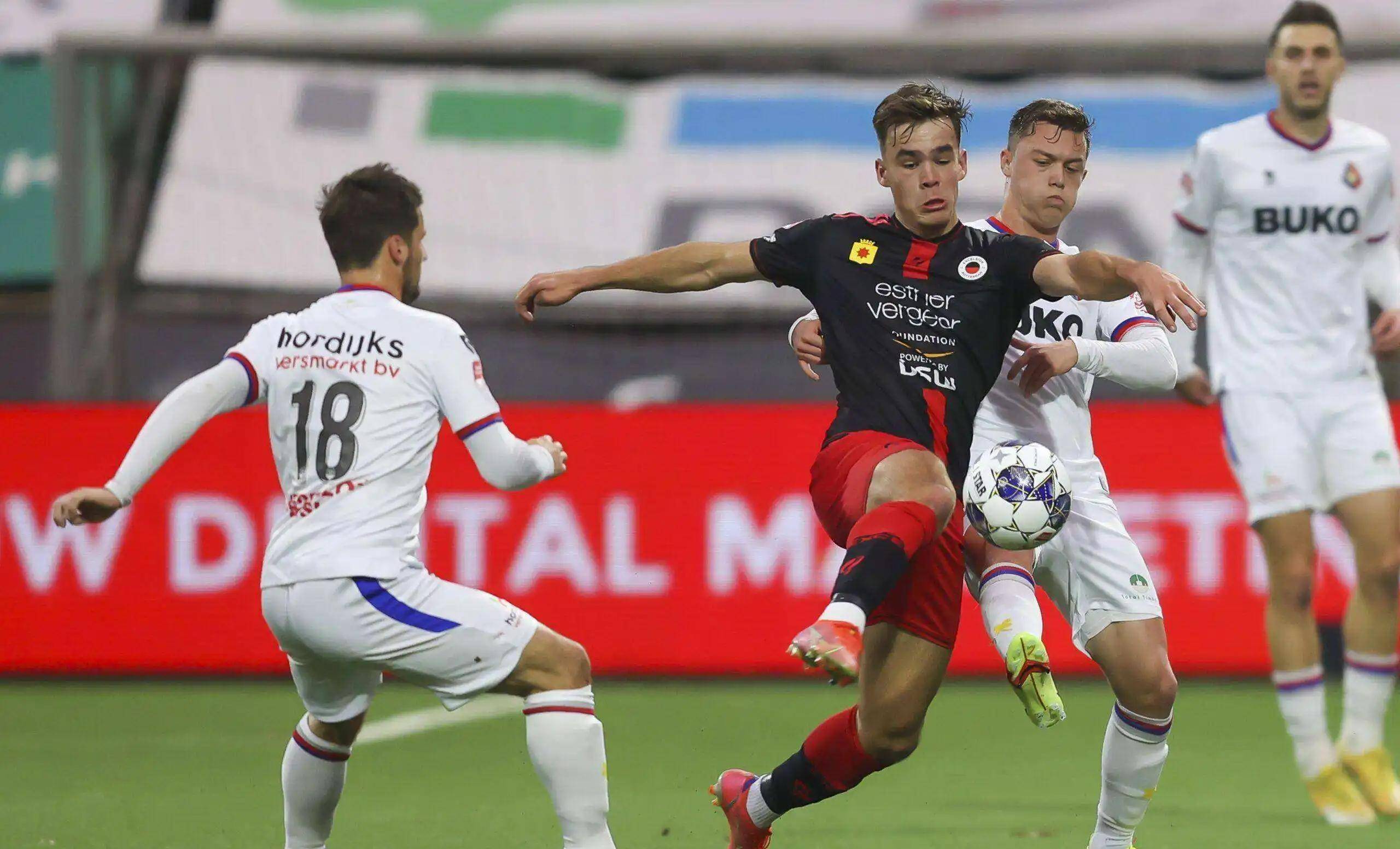 阿贾克斯表现出色,力克对手晋级 阿贾克斯表现出色,力克对手晋级