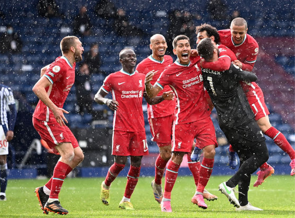 足球场上鏖战正酣,豪门争霸赛激情毕露 足球场上鏖战正酣,豪门争霸赛激情毕露