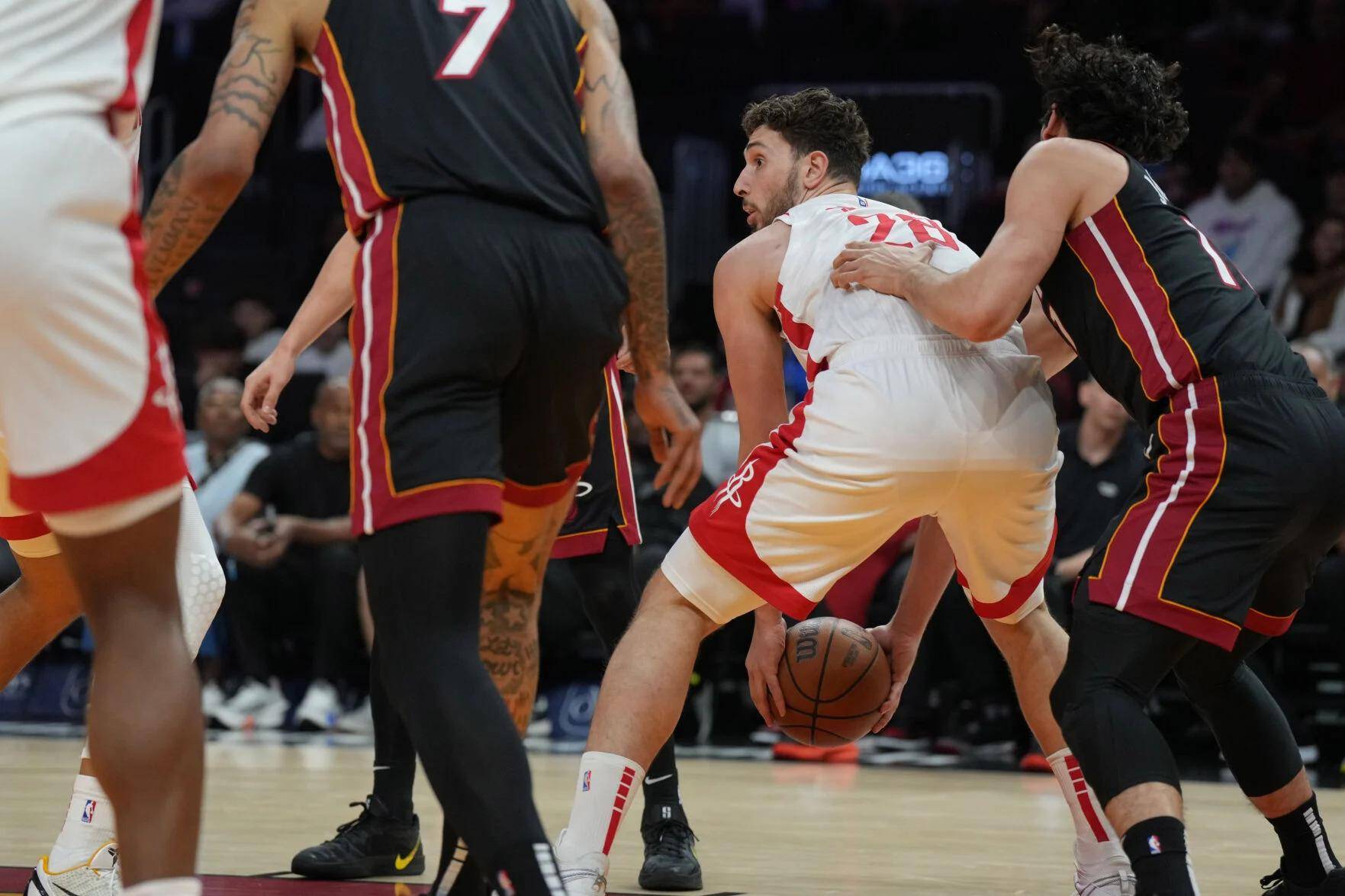 火箭队遭遇连败，主教练受压