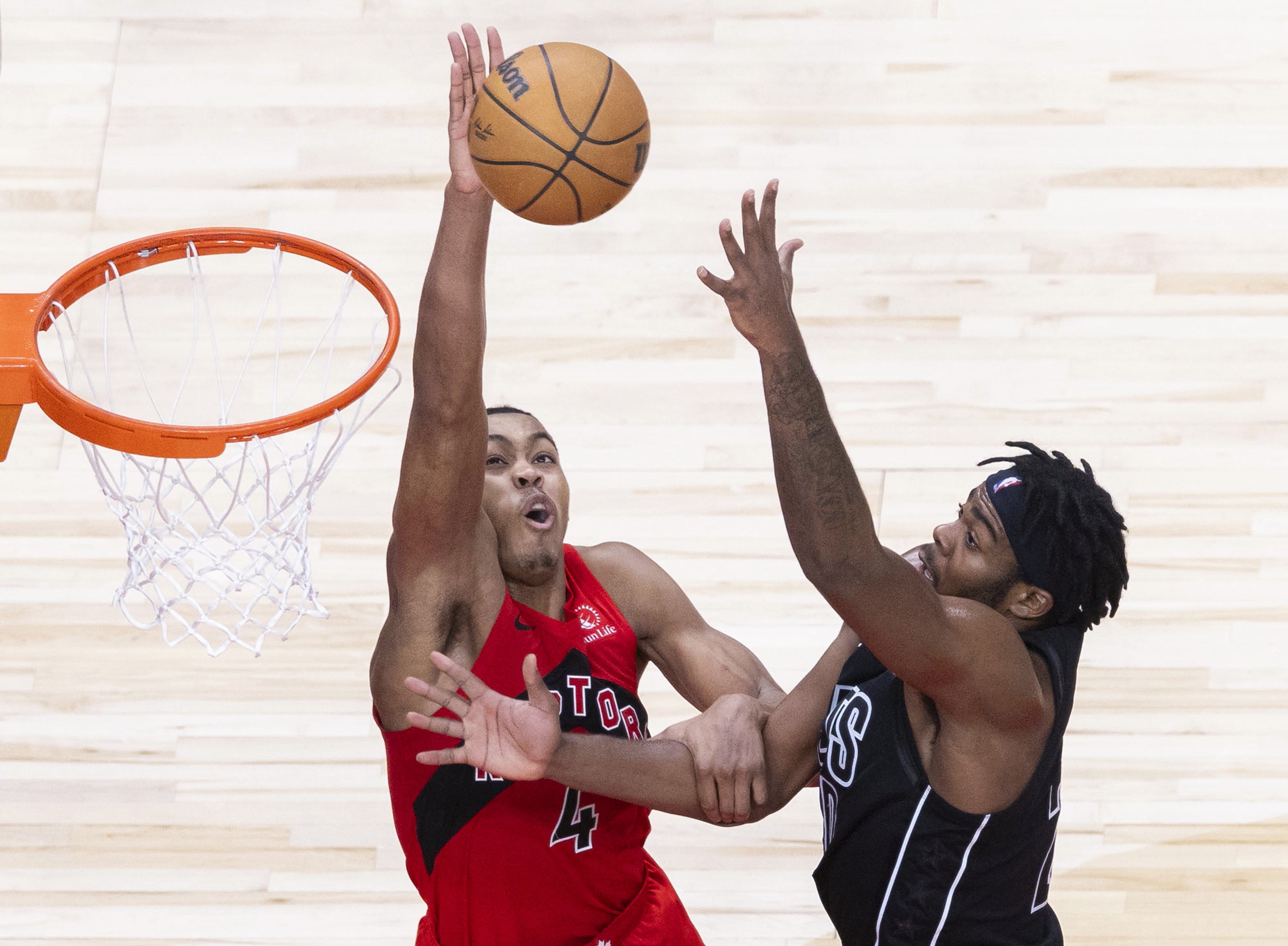 猛龙主场大胜步行者，赢得晋级季后赛