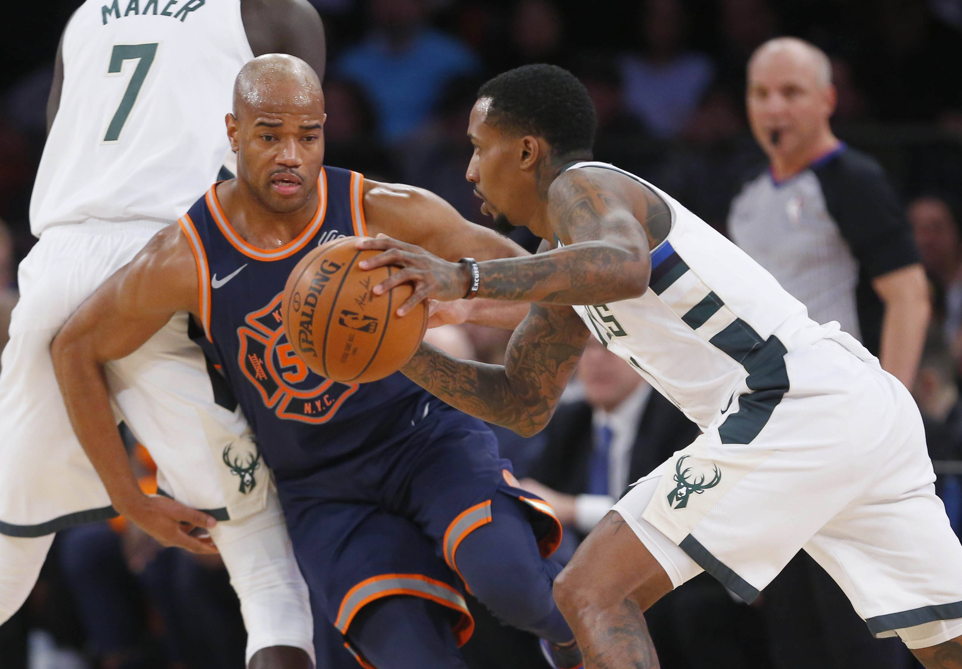 尼克斯球员倾尽全力,加强防守篮板 尼克斯球员倾尽全力,加强防守篮板