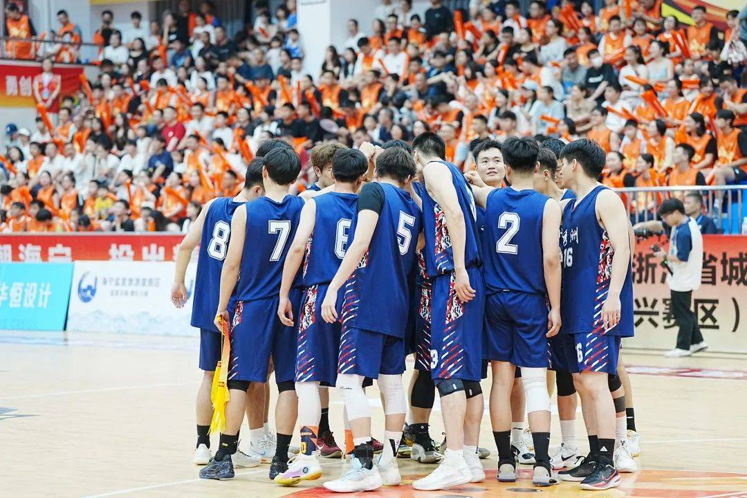 体育赛场精彩时刻：球员们英勇拼搏赢得掌声的简单介绍