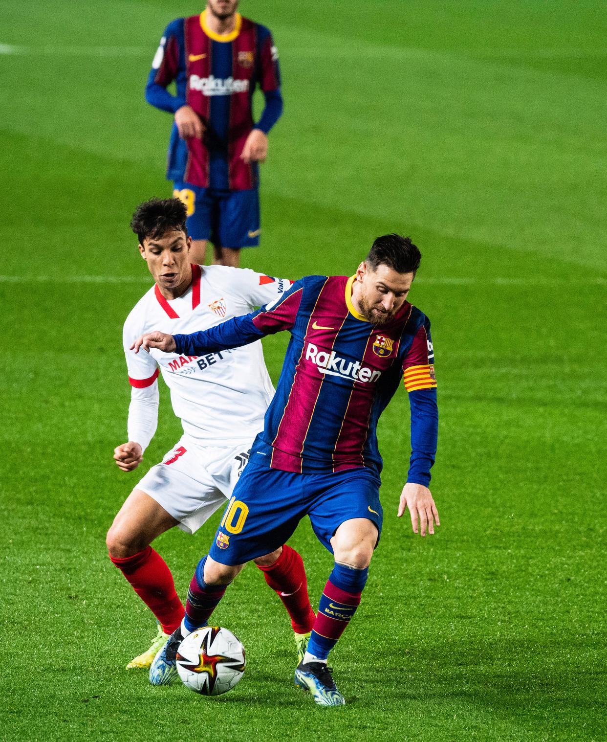 足球比赛节奏明快,对决激烈激荡人心 足球比赛节奏明快,对决激烈激荡人心