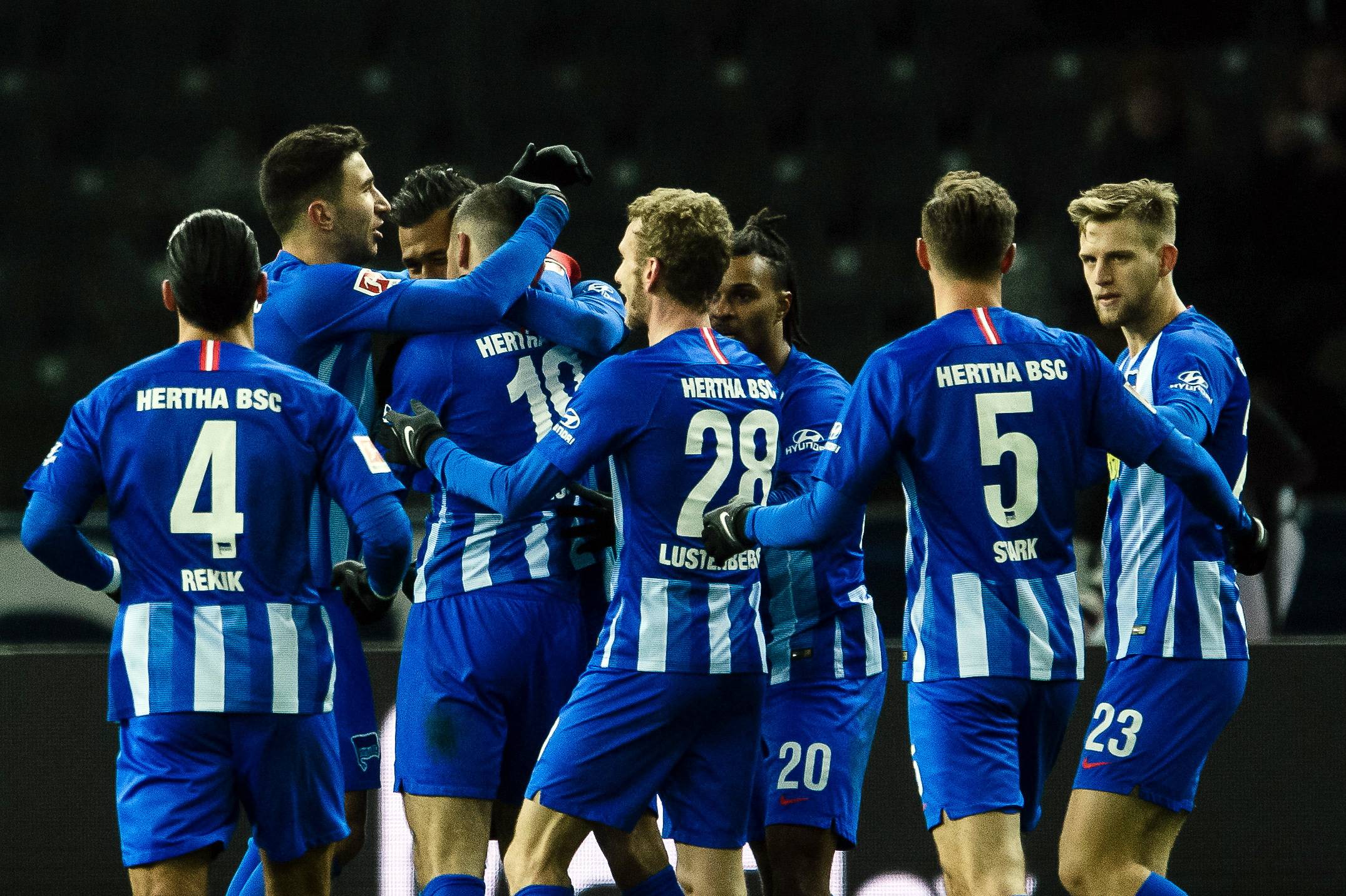 沙尔克客场失利,主帅遭遇批评 沙尔克客场失利,主帅遭遇批评