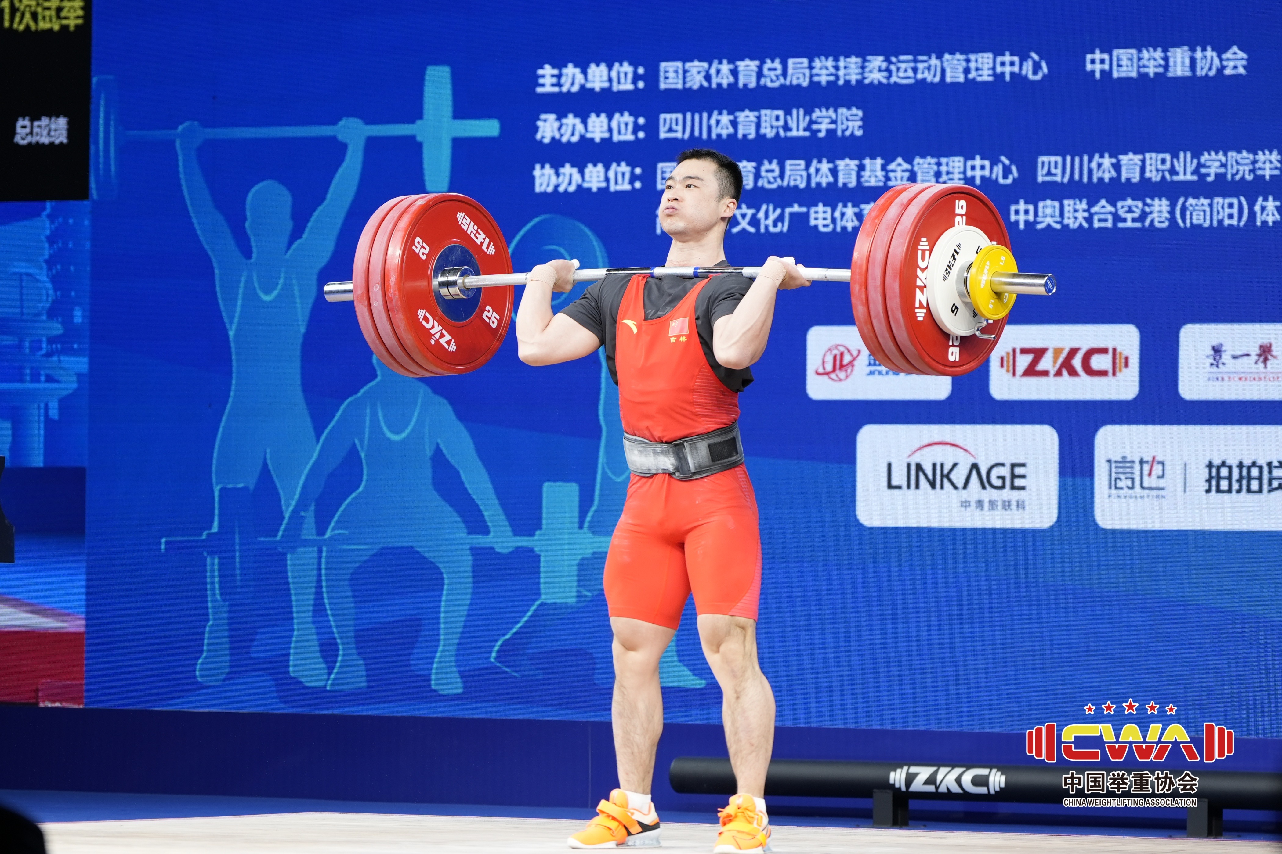 开云体育-举重比赛男选手夺冠英雄露头的简单介绍