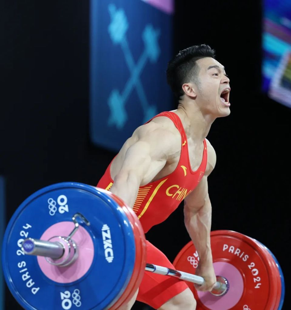 举重比赛男选手夺冠英雄露头的简单介绍 举重比赛男选手夺冠英雄露头的简单介绍