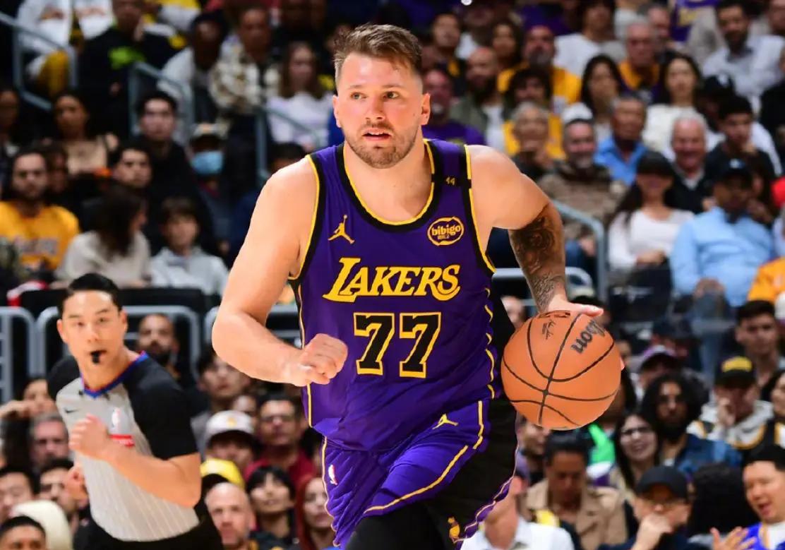 湖人主场大胜马刺,继续领先西部 湖人主场大胜马刺,继续领先西部